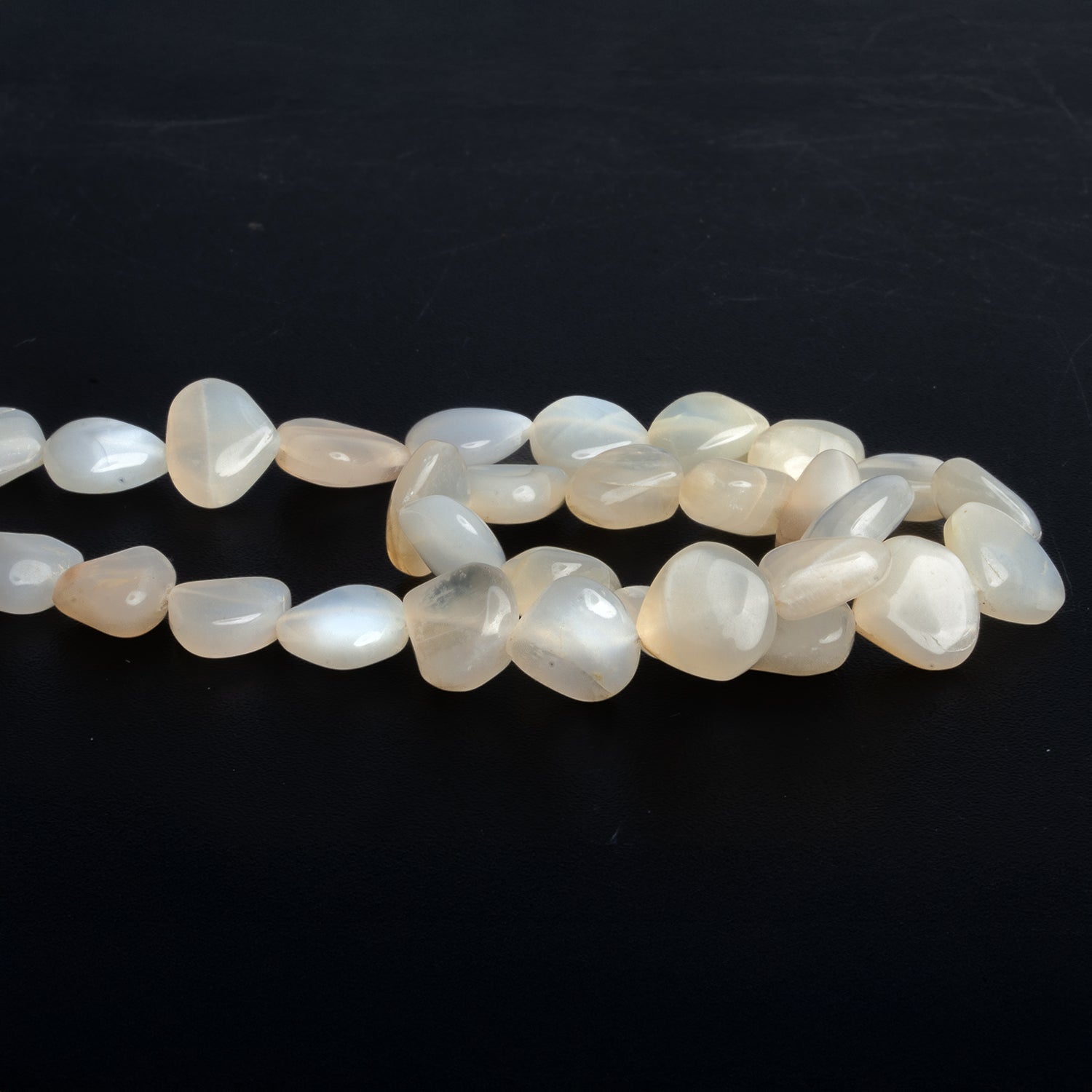 8 - 12mm Cream Moonstone Plain Hearts 14 inch 30 beads - The Bead Traders