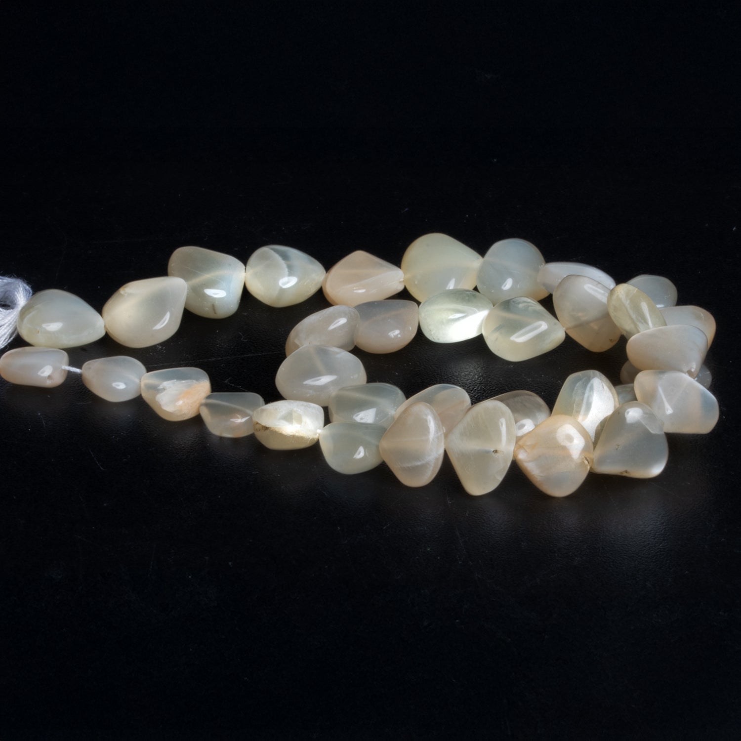 8 - 17mm Cream Moonstone Plain Hearts 14 inch 31 beads - The Bead Traders